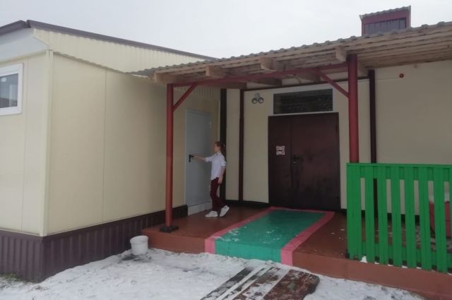 Дети из сибирского села годами вынуждены выбегать на мороз раздетыми, чтобы просто сходить в туалет.