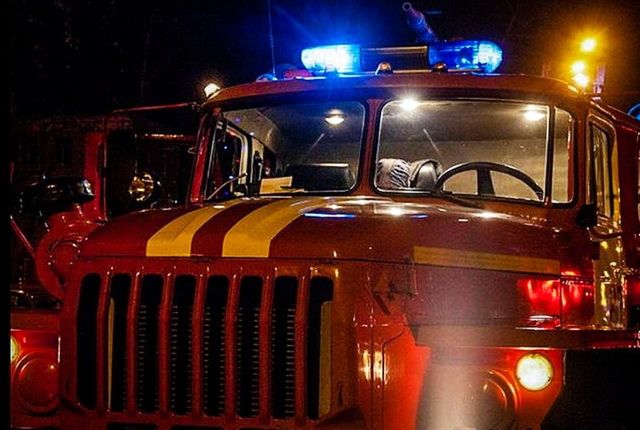 В посёлке Атласово пожарные спасли от огня деревянный дом