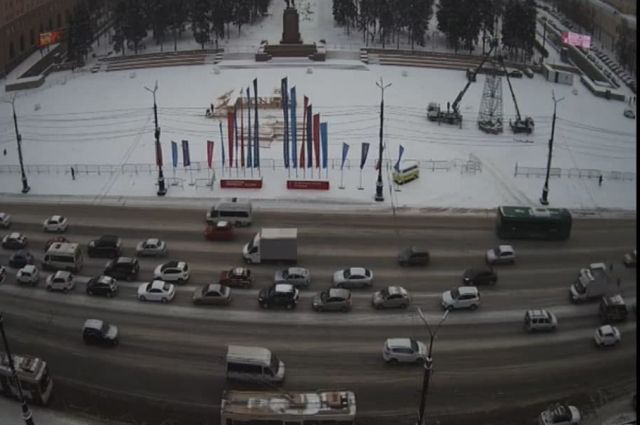 В центре Челябинска начали монтировать главную елку