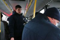 ​Минтранс, Роспотребнадзор и полиция Новосибирска провели совместный рейд по соблюдению противоэпидемиологических мер в общественном транспорте. В результате проверки пришлось снять с линии два автобуса.