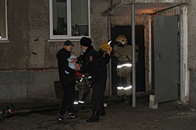 Тело женщины нашли спасатели во время пожара в Барнауле
