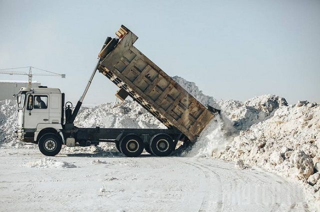 Из Владивостока вывезли 210 КамАЗов снега и льда