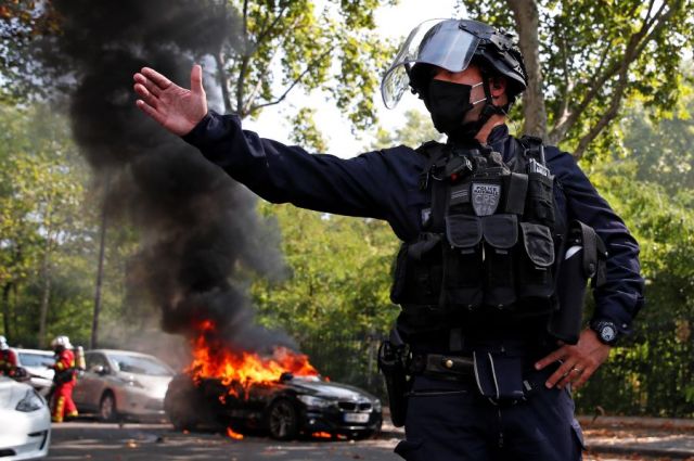 Во Франции во время манифестаций пострадали 62 полицейских