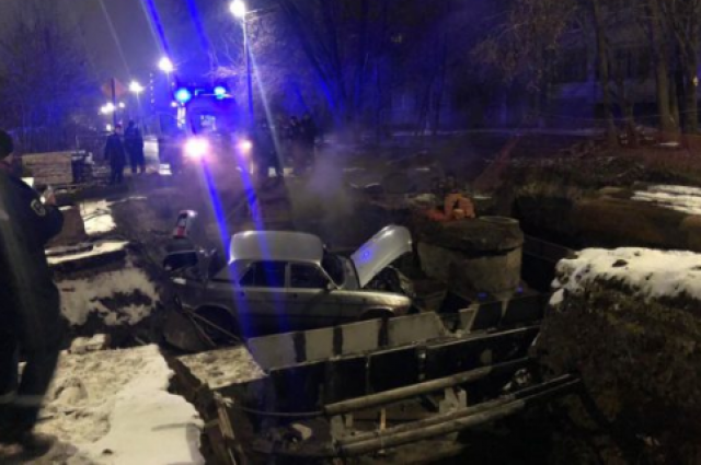 В Саратове пьяный водитель провалился в коммунальную яму на «Волге»
