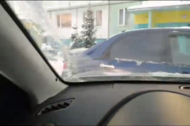 Из-за парковочного места в Ноябрьске неизвестный заблокировал чужую машину