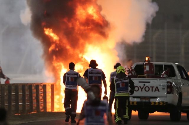 Попавший в аварию гонщик «Формулы-1» Грожан госпитализирован с ожогами
