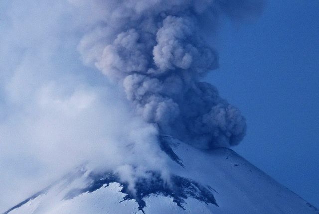 Вулкан Ключевской на Камчатке выбросил столб пепла высотой семь километров