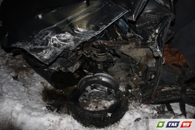 После ДТП на оренбургской трассе спасателям пришлось вырезать водителя из покореженного ВАЗа.