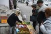 Уличная торговля фруктами в Степанакерте.