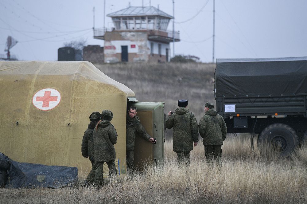 Российские военнослужащие на территории мобильного полевого госпиталя неподалеку от Степанакерта.