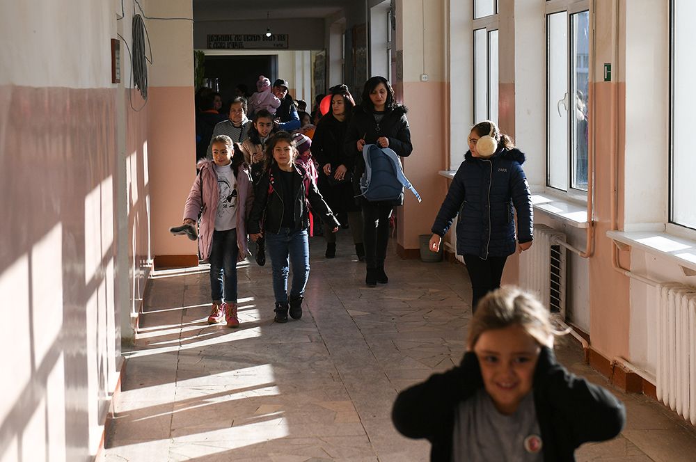 Дети в открывшейся школе в Степанакерте.
