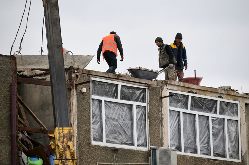 Работы по восстановлению жилого дома, пострадавшего от обстрела, в Степанакерте.