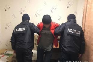 В Чернигове мужчина выгнал сожительницу и пытался изнасиловать ее дочь.