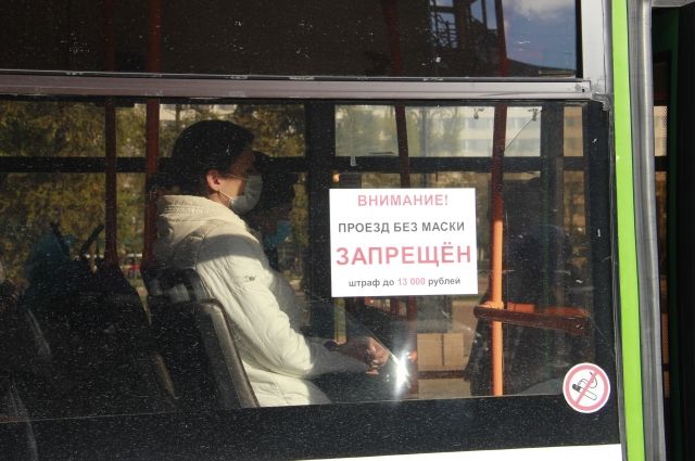В Оренбурге водитель маршуртки со скандалом выдворил пассажира без маски из салона автобуса. 