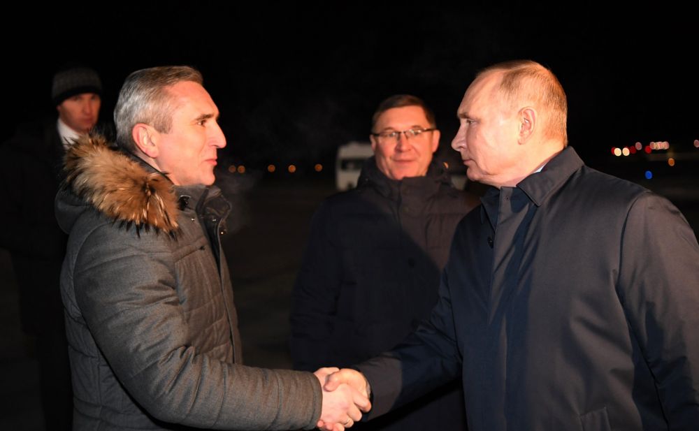 Владимир Путин прибыл в Тобольск. С губернатором Тюменской области Александром Моором (слева) и полномочным представителем Президента в Уральском федеральном округе Владимиром Якушевым.