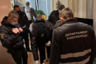 В Киеве иностранец украл более 500 тысяч гривен с банковских карт граждан.