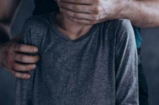 Во Львове 18-летний парень изнасиловал несовершеннолетнего мальчика.