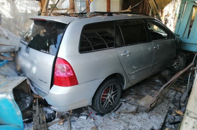 В Приморье автомобиль врезался в частный дом