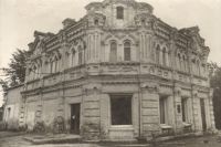 Музей располагается в доме купца Наркиза Ермолаева, построенном в 1909 году.