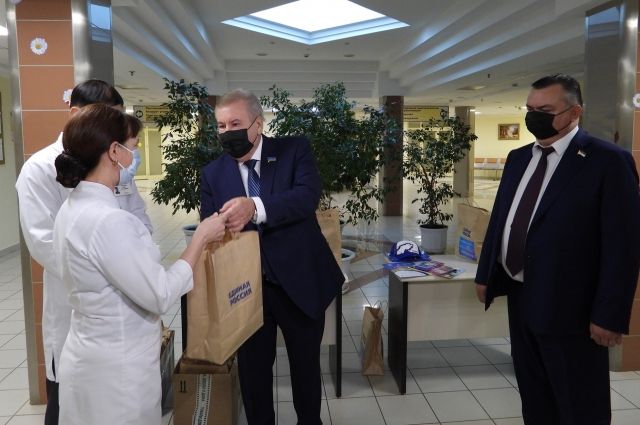 Пациенты Нижневартовской детской больницы получили подарки от депутатов
