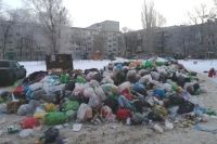 В Оренбурге детская площадка на Дзержинского зарастает мусором из-за неисправных контейнеров.