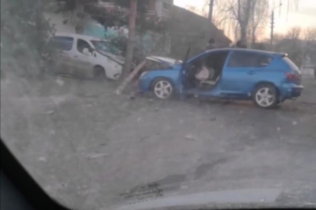 В Туле водитель «Mazda» влетел в дерево и припаркованный автомобиль