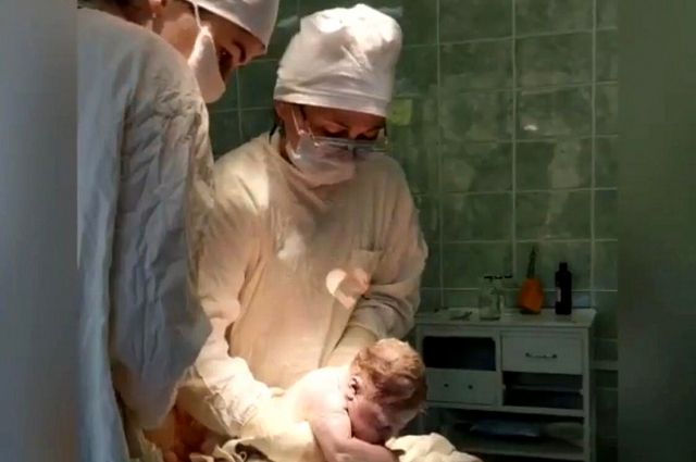 Зарема Аслановна принимает роды в операционной.