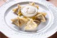 Грузинская кухня: хинкали с бараниной и зеленью.