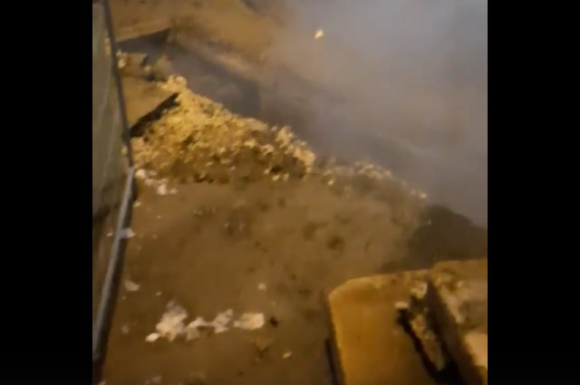 В Перми из-за коммунальной аварии топит кипятком подвал жилого дома