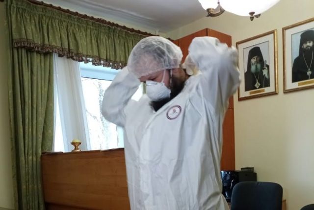 Хабаровские священники начали причащать больных COVID-19 на дому
