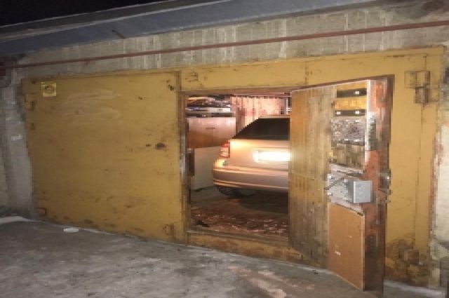 В Красноярске в смотровой яме гаража нашли тела двоих мужчин