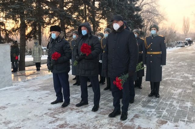 На Воскресенском кладбище возложили цветы к памятнику Воину-освободителю