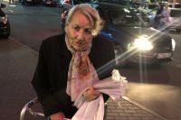 Пожилая жительница Воронежа продает свои стихотворения у торгового центра.