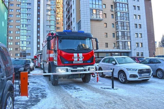 Шлагбаумы и Porsche помешали пожарным подъехать к дому в Челябинске