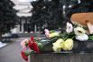 Цветы у здания Государственного музея изобразительных искусств имени Пушкина (ГМИИ), где проходило прощание с Ириной Антоновой.