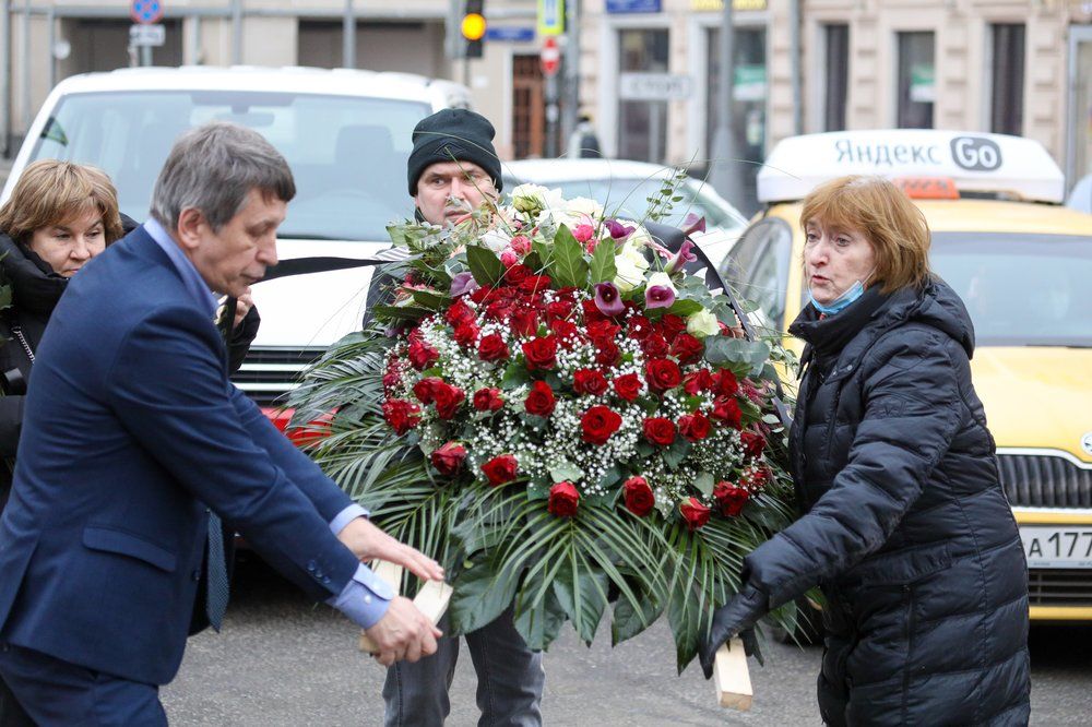 Цветы у здания Пушкинского музея в память об Ирине Антоновой.