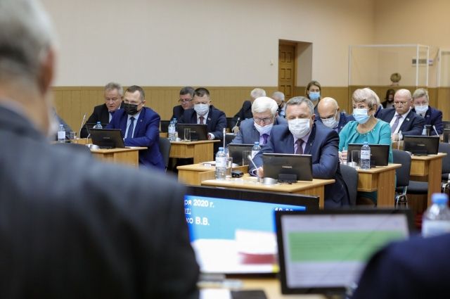 Депутаты задавали вопросы о лечении ковида в разных городах и посёлках области.