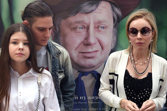 Актриса Марина Зудина, вдова Олега Табакова, с дочерью Марией Табаковой и сыном Павлом Табаковым.