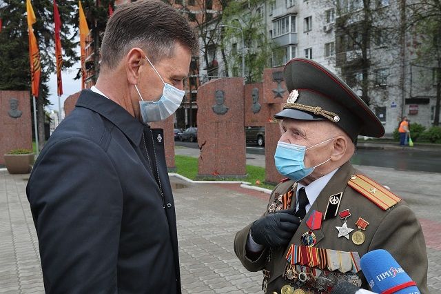 Владимир Сипягин поздравил ветерана Николая Щелконогова с 95-летием
