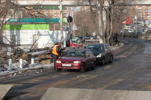 Водителям во Владивостоке напомнили о тяжести ДТП на переездах