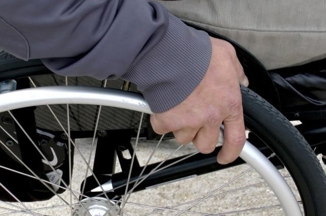 Пожилого колясочника заставляют убрать подъемник в подъезде в Челябинске