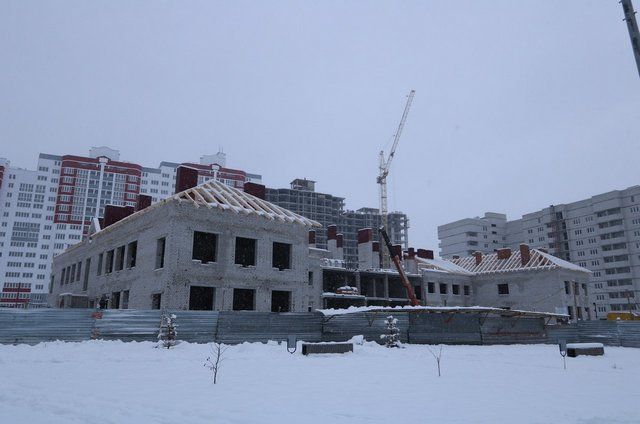 Строители начали монтаж крыши детского сада на улице Строкина в Брянске