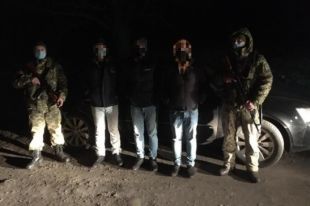 Во Львовской области пограничники задержали автомобиль с нелегалами.