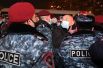 Сотрудники полиции задерживают демонстрантов, перекрывших улицы в центре Еревaна.