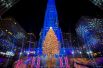 Рождественская елка в Рокфеллер-центре в Нью-Йорке, США.