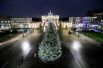 Рождественская елка перед Бранденбургскими воротами в Берлине, Германия.
