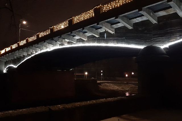 В Пскове подсветили Троицкий мост
