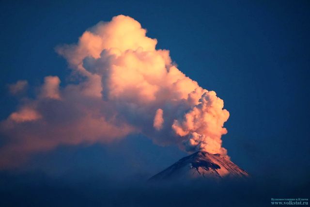 Ключевской вулкан на Камчатке выбросил столб газа с пеплом на высоту 7 км