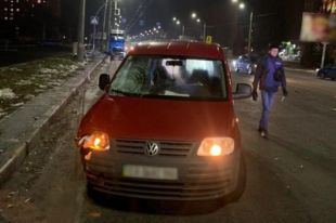 В Черкассах автомобиль сбил пожилую женщину и ребенка.