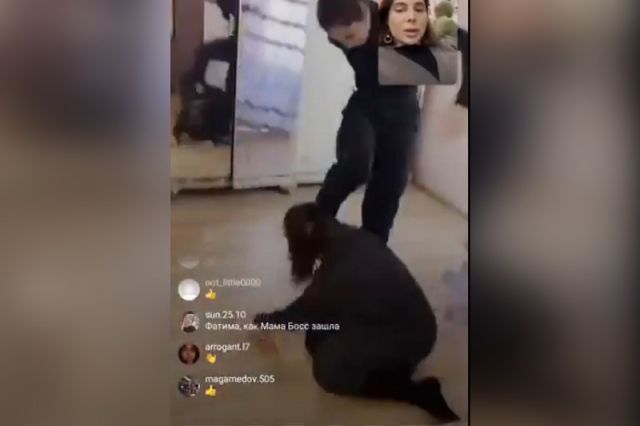 Полицейские в Дербенте установили участниц драки в прямом эфире в Instagram